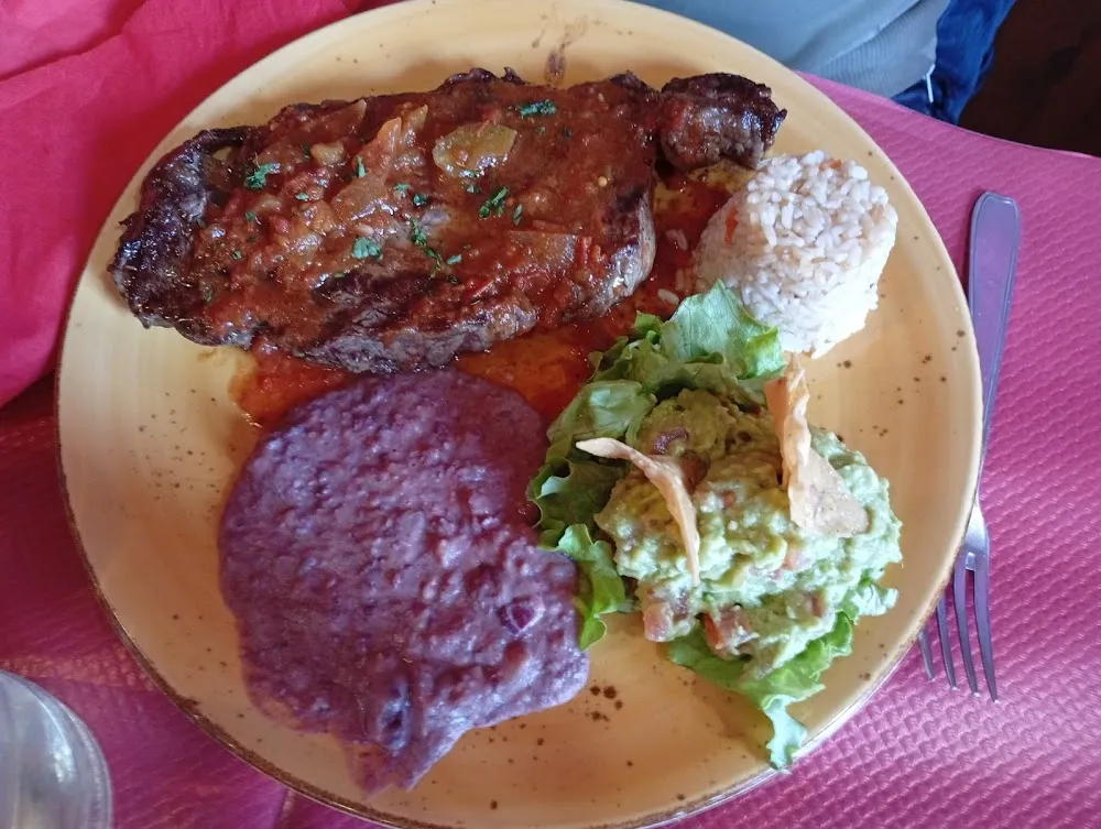 Pièces de Boeuf Assorti Haricots Rouges Et Avocat